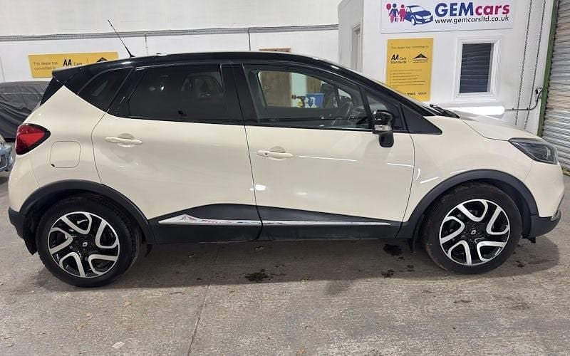 Used Renault Captur Dynamique 90 HP (66 kW) 2015 White SUV