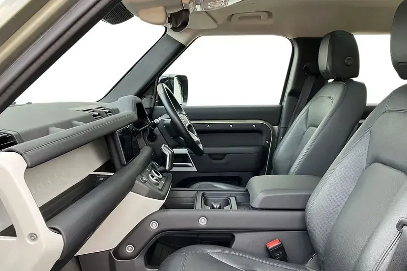 Used Land Rover Defender SE 250 HP (183 kW) 2024 Pangea green SUV