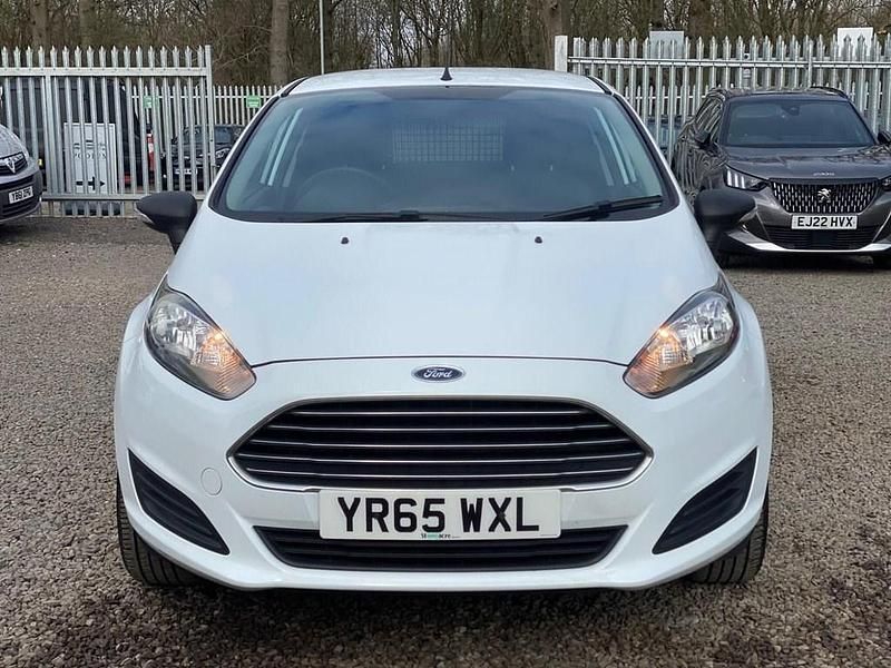 Usado Ford Fiesta 75 CV (55 kW) 2015 Blanco Van
