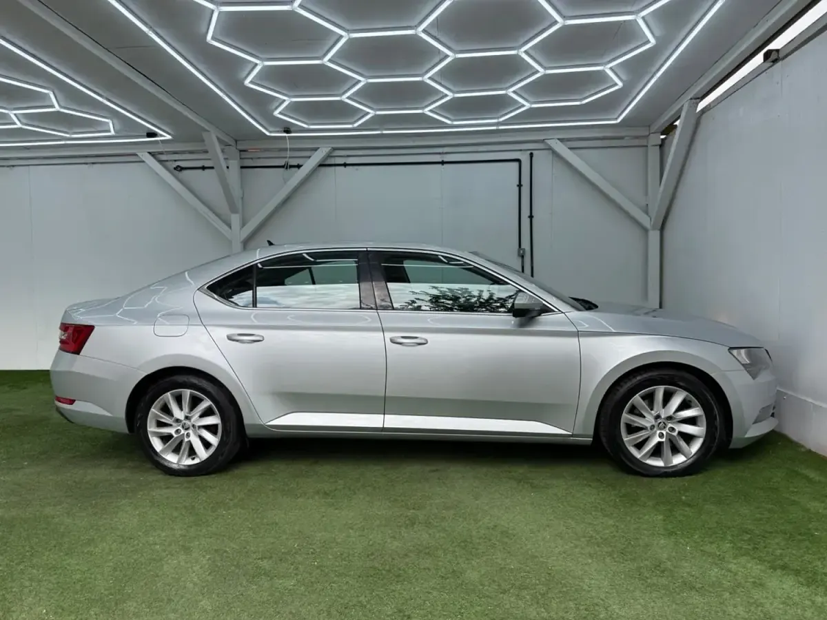 Gebraucht Skoda Superb SE 150 PS (110 kW) 2017 Silber Kleinwagen