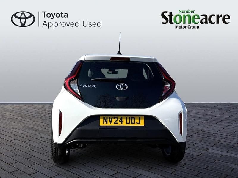 Used Toyota Aygo X PURE 72 HP (52 kW) 2024 White SUV