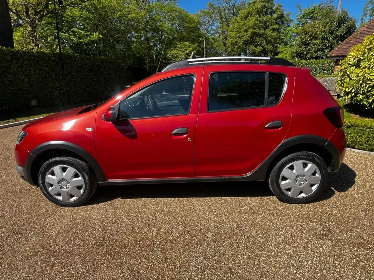 Begagnad Dacia Sandero Lauréate 90 HK (66 kW) 2014 Röd Halvkombi