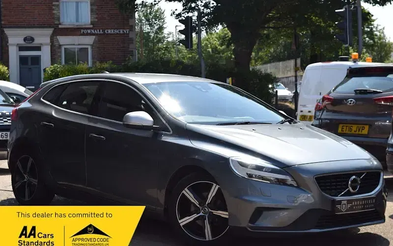Used Volvo V40 R-Design 120 HP (88 kW) 2017 Hatchback