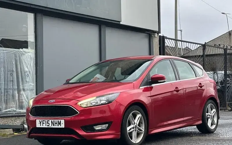 Used Ford Focus Zetec 120 HP (88 kW) 2015 Red Hatchback