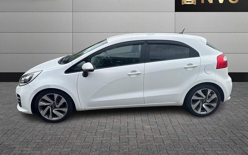 Begagnad Kia Rio 90 HK (66 kW) 2015 Vit Halvkombi