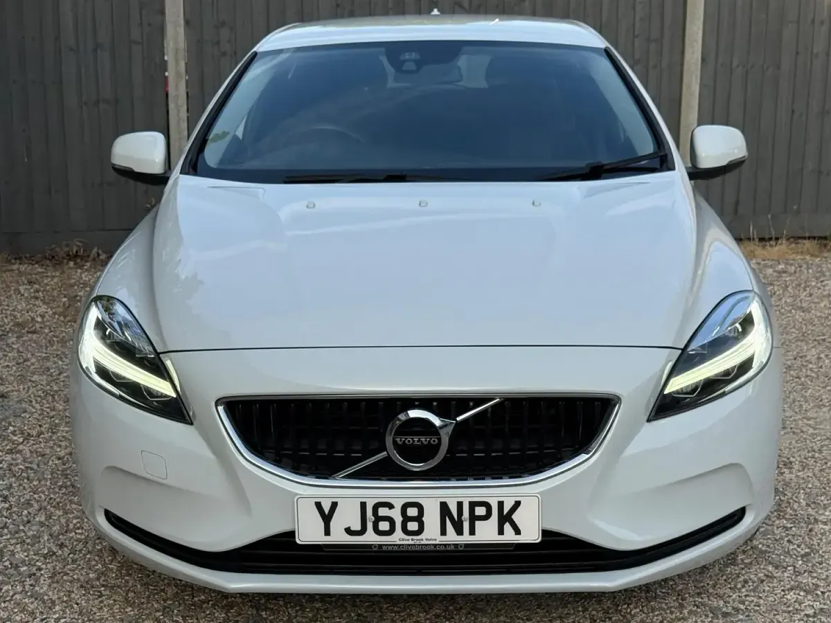 Used Volvo V40 Momentum 122 HP (89 kW) 2018 White Hatchback