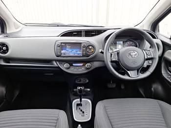 Used Toyota Yaris Hybrid 100 HP (73 kW) 2019 Blue Hatchback