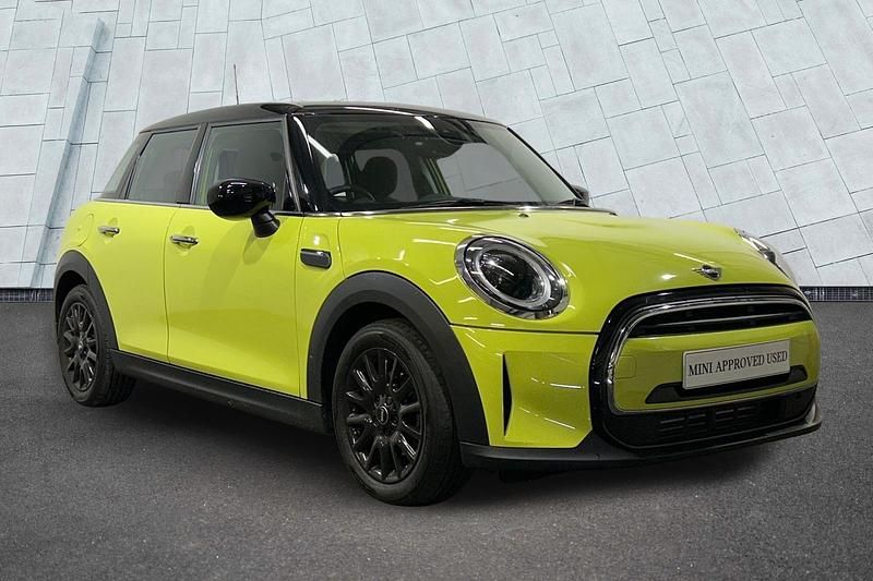 Used Mini Cooper Classic 134 HP (98 kW) 2022 Yellow Hatchback