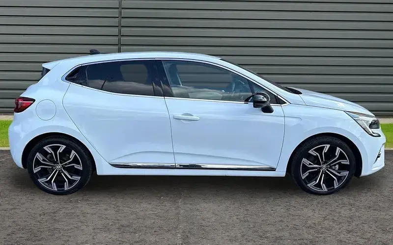 Used Renault Clio Techno 145 HP (106 kW) 2022 White Hatchback