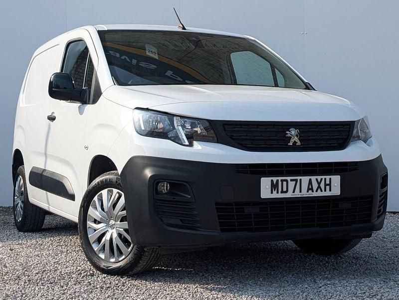 White Used 2022 Peugeot Partner Premium MPV | £9,450 (Super price) - Image 1/4