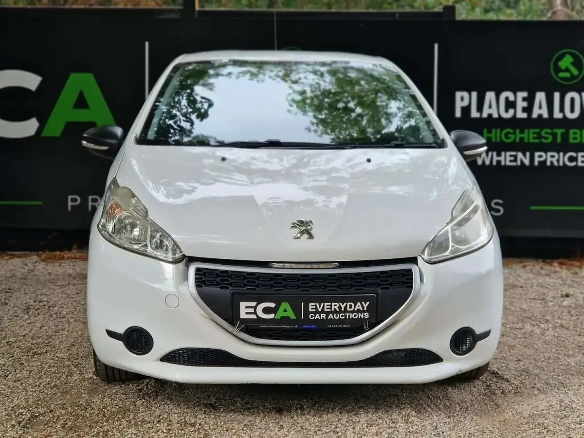Used Peugeot 208 Access 68 HP (50 kW) 2014 White Hatchback