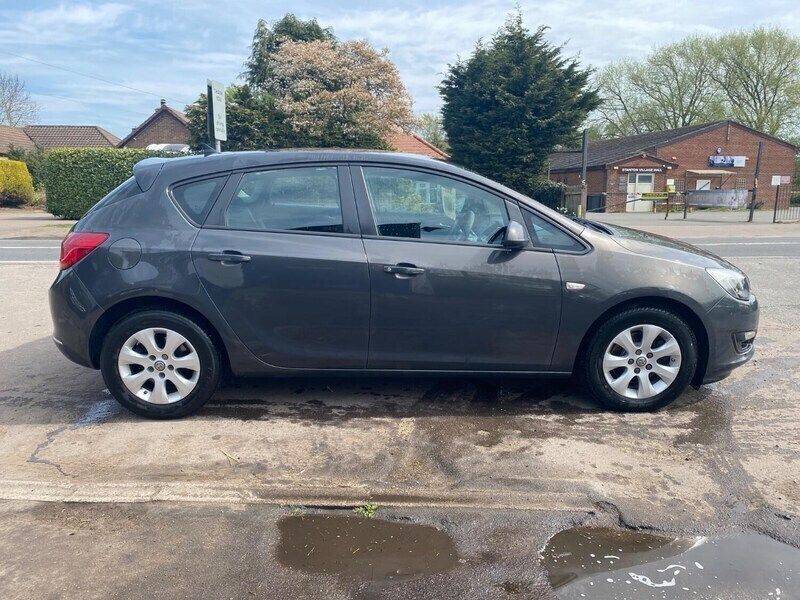 Grey Used 2014 Vauxhall Astra Design Edition Hatchback | £3,999 - Image 1/4