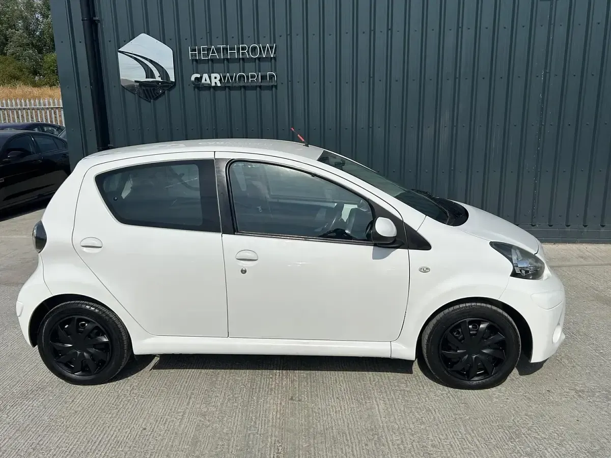 Used Toyota Aygo 68 HP (50 kW) 2013 White Hatchback