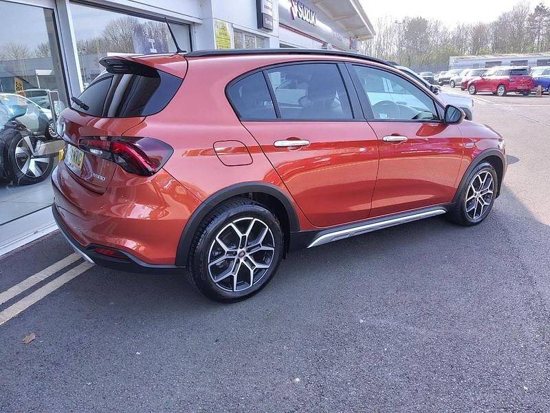 Used Fiat Tipo Cross 128 HP (94 kW) 2024 Orange Hatchback