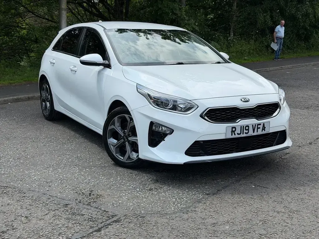 Used Kia Ceed 114 HP (83 kW) 2019 White Hatchback