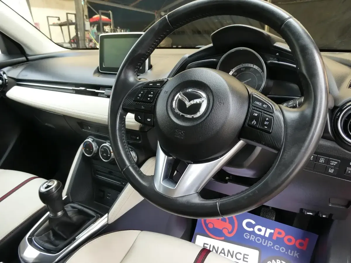 Used Mazda 2 Inclusive 90 HP (66 kW) 2016 Red Hatchback