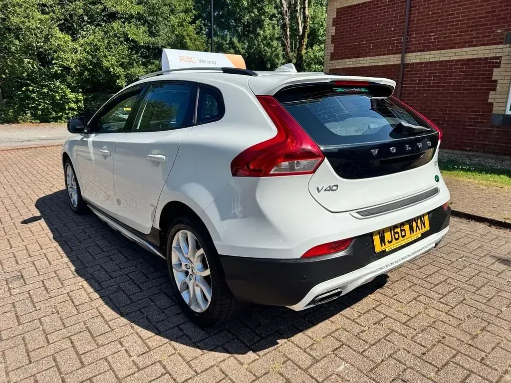 Used Volvo V40 Pro 152 HP (111 kW) 2016 White Hatchback