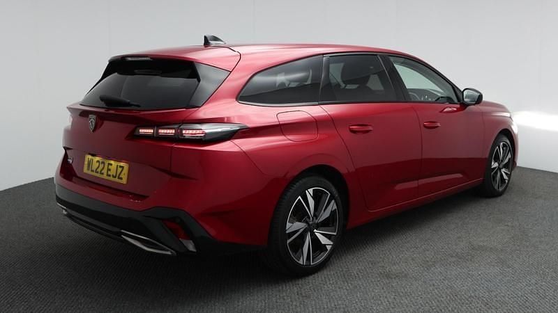 Used Peugeot 308 Allure 130 HP (95 kW) 2022 Red Estate
