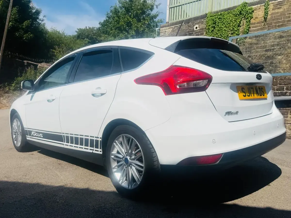 Used Ford Focus Zetec 120 HP (88 kW) 2017 White Hatchback