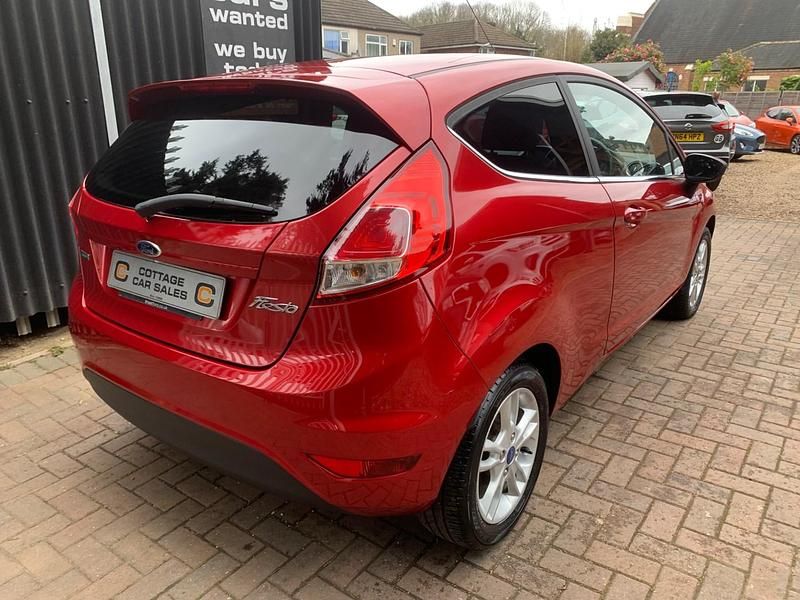 Used Ford Fiesta Zetec 100 HP (73 kW) 2016 Red Hatchback