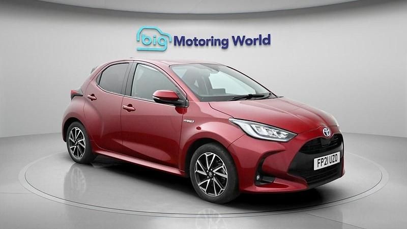 Used Toyota Yaris Hybrid Design 116 HP (85 kW) 2021 Red Hatchback