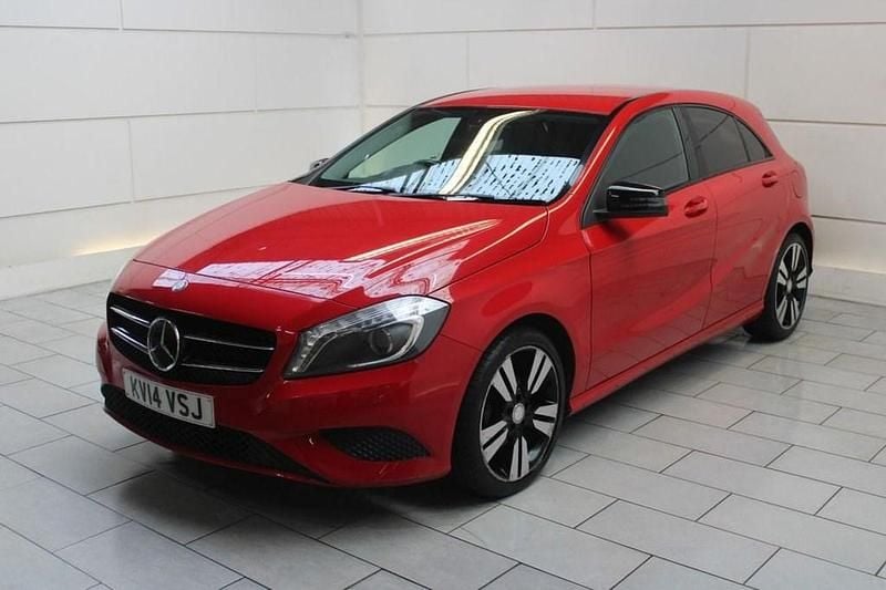 Used Mercedes A180 109 HP (80 kW) 2014 Red Hatchback