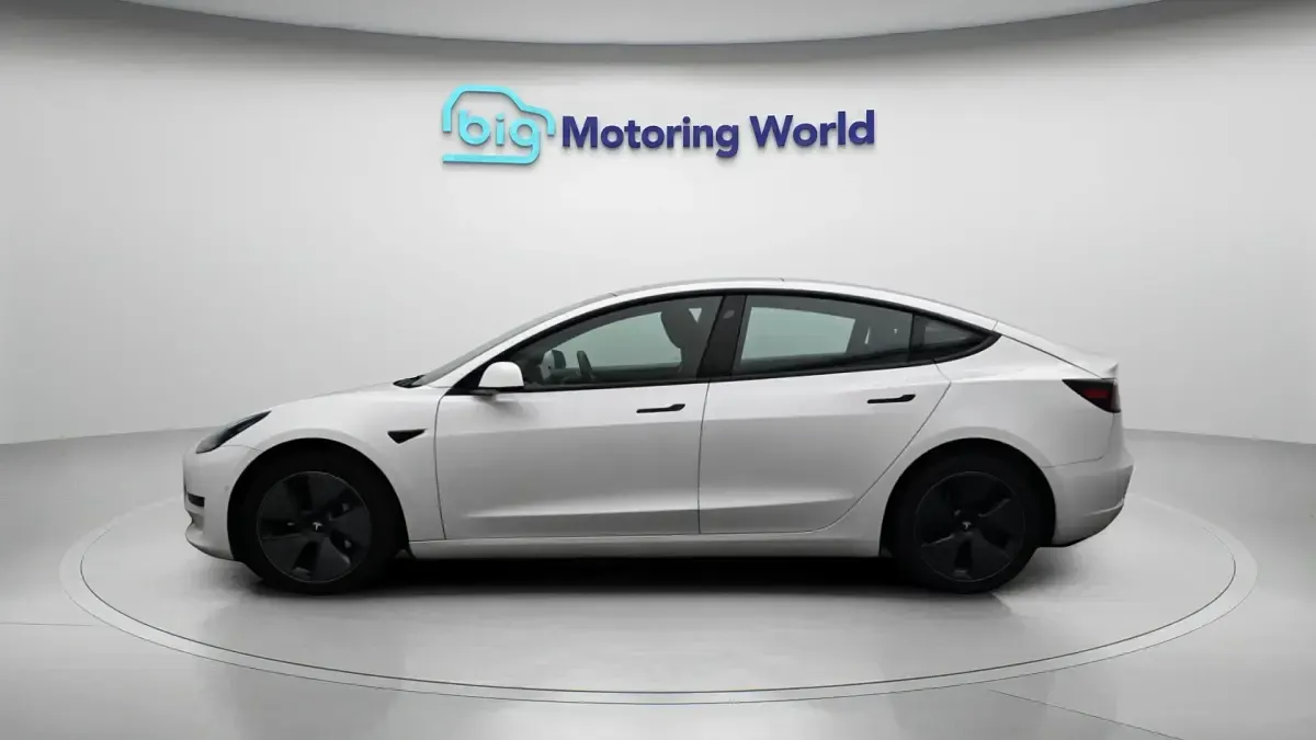 Used Tesla Model 3 Standard Range Plus 239 kW (325 HP) 2020 White Sedan