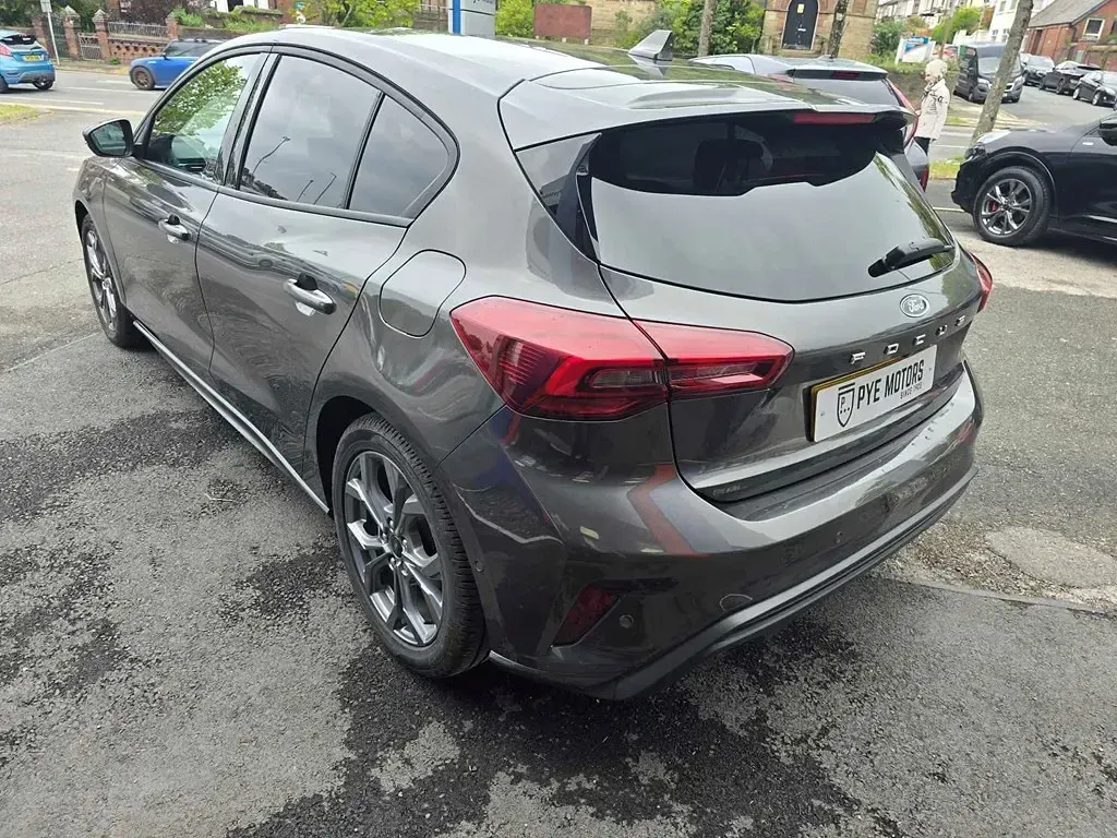 Usado Ford Focus ST-Line 2023 Gris Utilitario