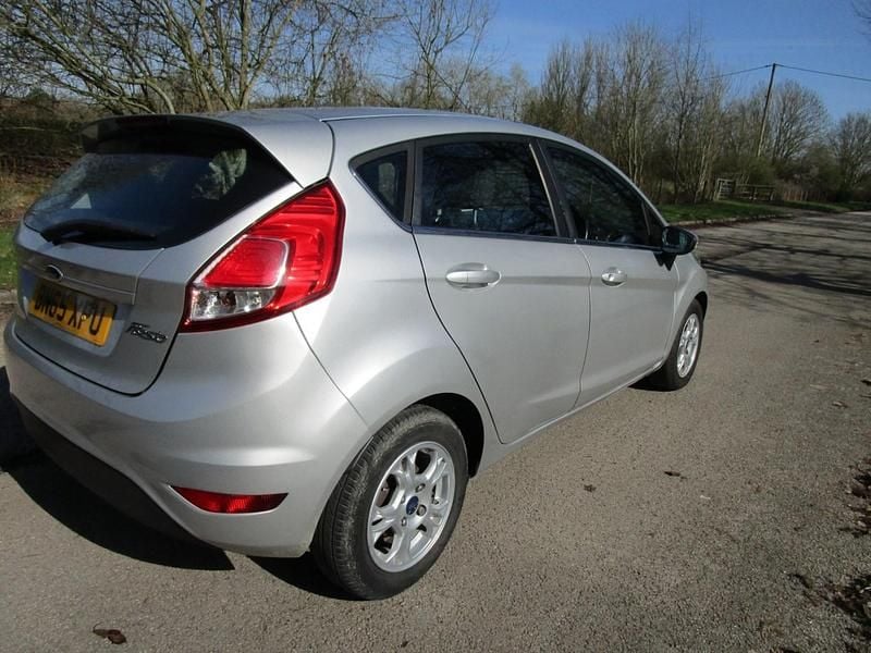 Used Ford Fiesta Zetec 75 HP (55 kW) 2015 Silver Hatchback