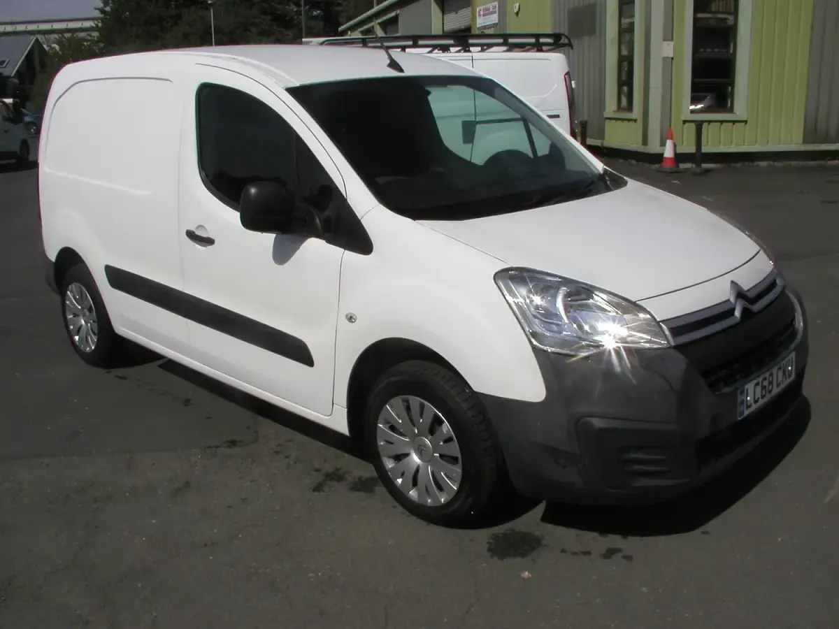 Used Citroën Berlingo 100 HP (73 kW) 2018 White MPV