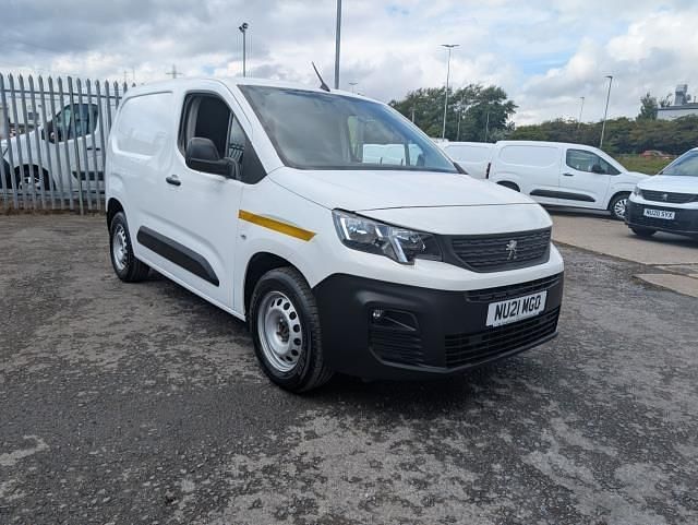 White Used 2021 Peugeot Partner MPV | £6,999 (Good price) - Image 1/4