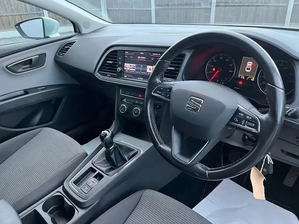 Begagnad Seat Leon Ecomotive 115 HK (84 kW) 2017 Silver Halvkombi
