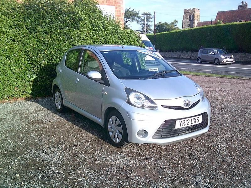 Begagnad Toyota Aygo 68 HK (50 kW) 2012 Silver Halvkombi