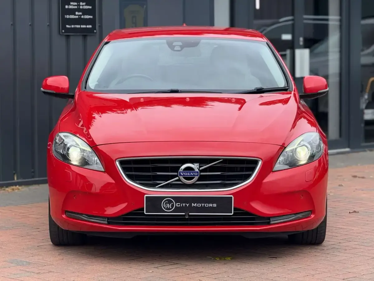Usado Volvo V40 SE 2013 Rojo Familiar
