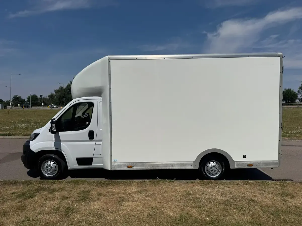 Used Peugeot Boxer Business-Line 140 HP (102 kW) 2022 White Van