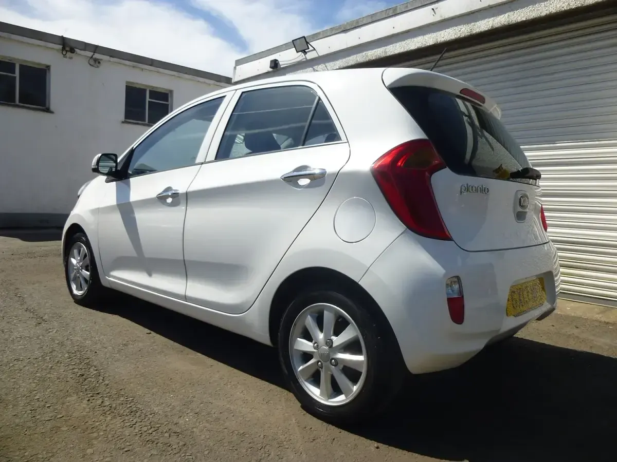 Used Kia Picanto 68 HP (50 kW) 2013 White Hatchback