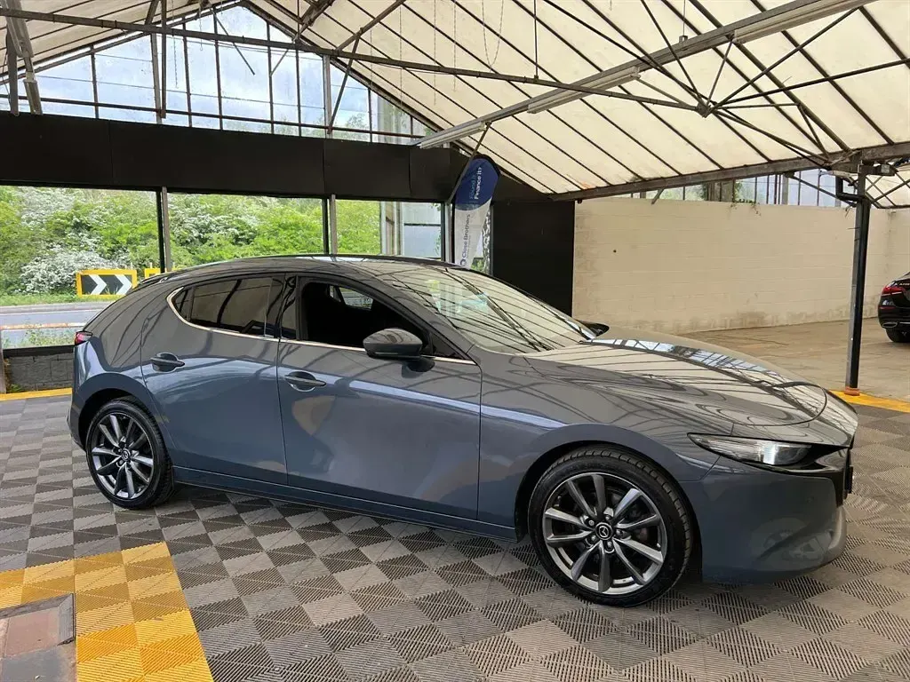 Begagnad Mazda 3 Inclusive 2021 Grå Halvkombi