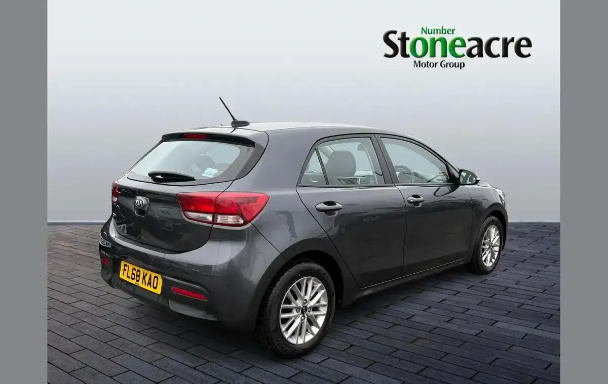 Usado Kia Rio 100 CV (73 kW) 2018 Gris Utilitario