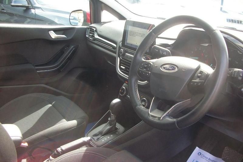 Begagnad Ford Fiesta Titanium 2019 Röd Halvkombi
