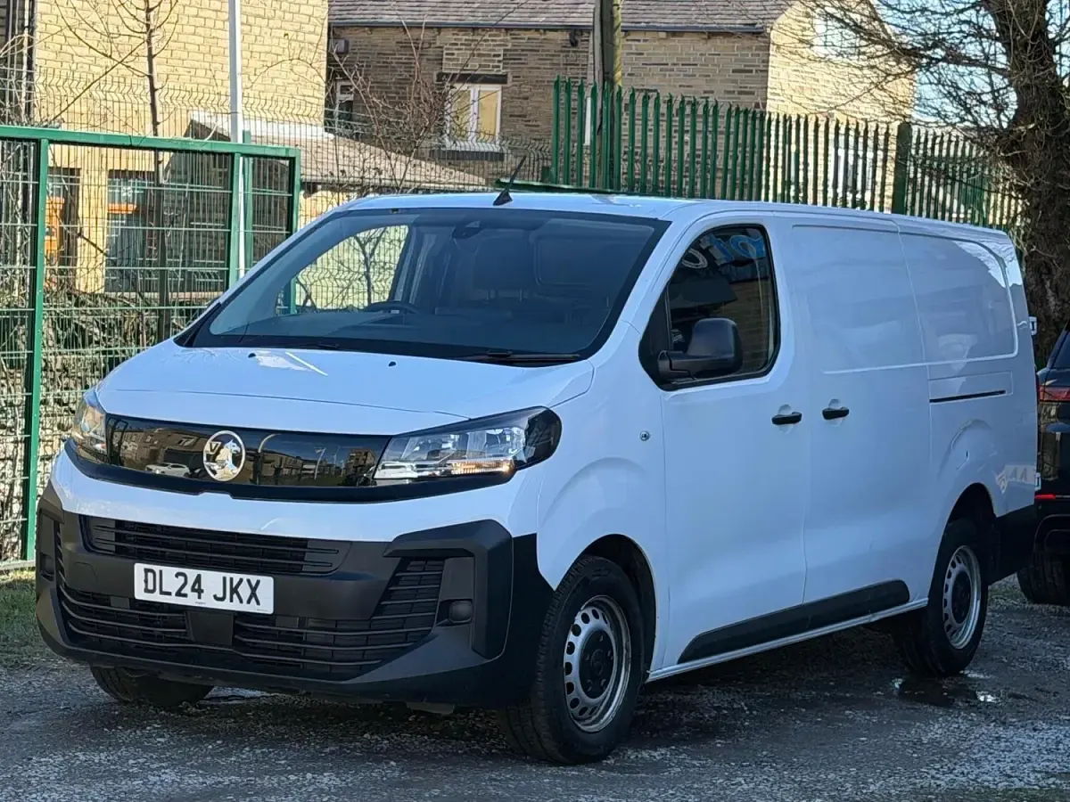 Used Vauxhall Vivaro 143 HP (105 kW) 2024 White MPV