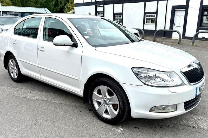 White Used 2011 Skoda Octavia Elegance Hatchback | £2,995 (Good price) - Image 1/1