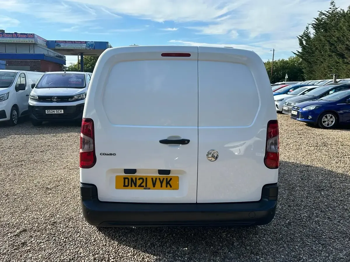 Used Vauxhall Combo 100 HP (73 kW) 2021 White MPV