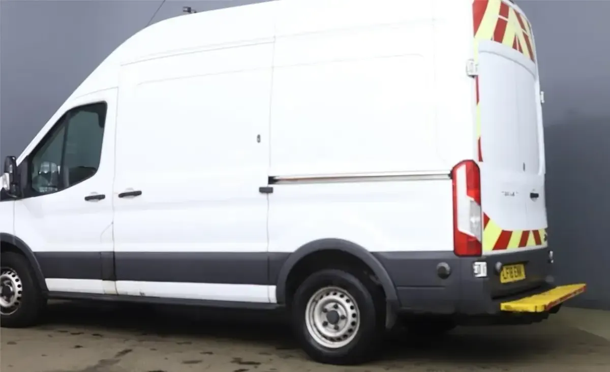 Usado Ford Transit 130 CV (95 kW) 2018 Blanco Monovolumen