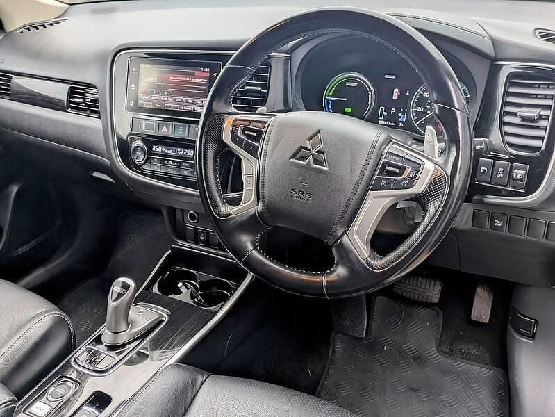 Używany Mitsubishi Outlander P-HEV 2018 Biały SUV