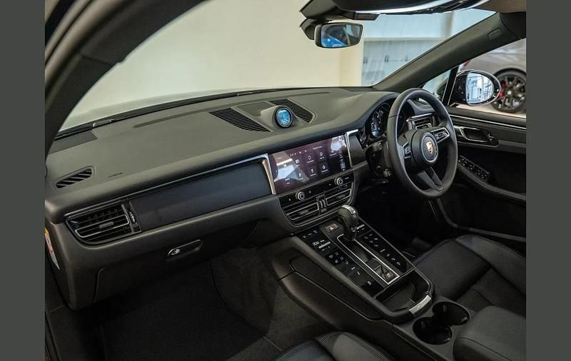 Used Porsche Macan 261 HP (191 kW) 2025 Black SUV
