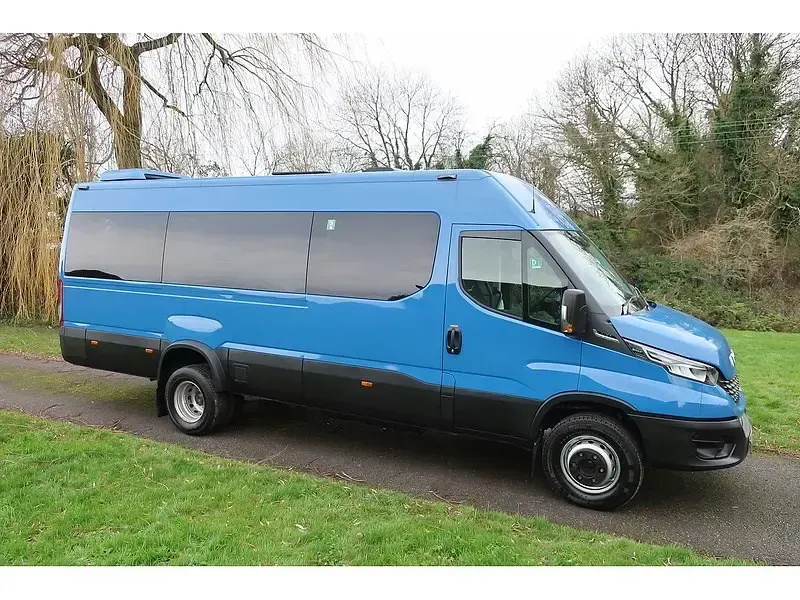 Begagnad Iveco Daily 180 HK (132 kW) 2021 Blå