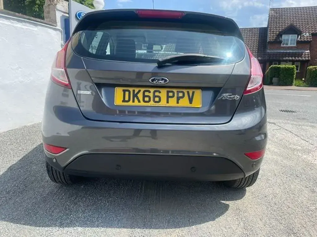 Usado Ford Fiesta Zetec 100 HP (73 kW) 2018 Cinzento Citadino