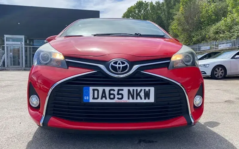Used Toyota Yaris 69 HP (50 kW) 2015 Red Hatchback