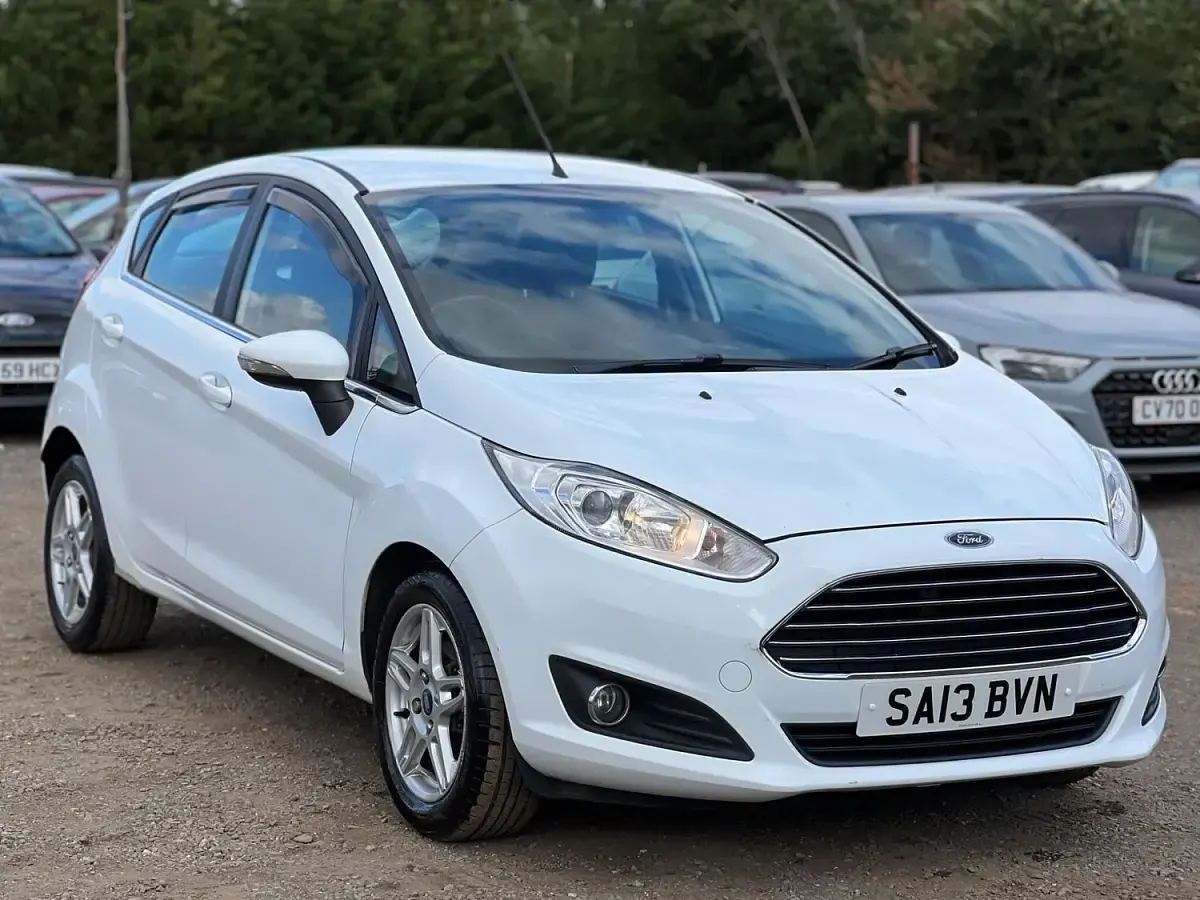 Used Ford Fiesta Zetec 2013 White Hatchback