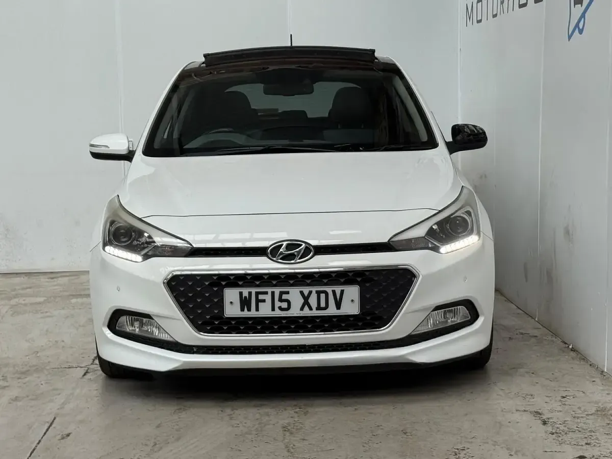 Used Hyundai i20 Premium SE 90 HP (66 kW) 2015 White Hatchback